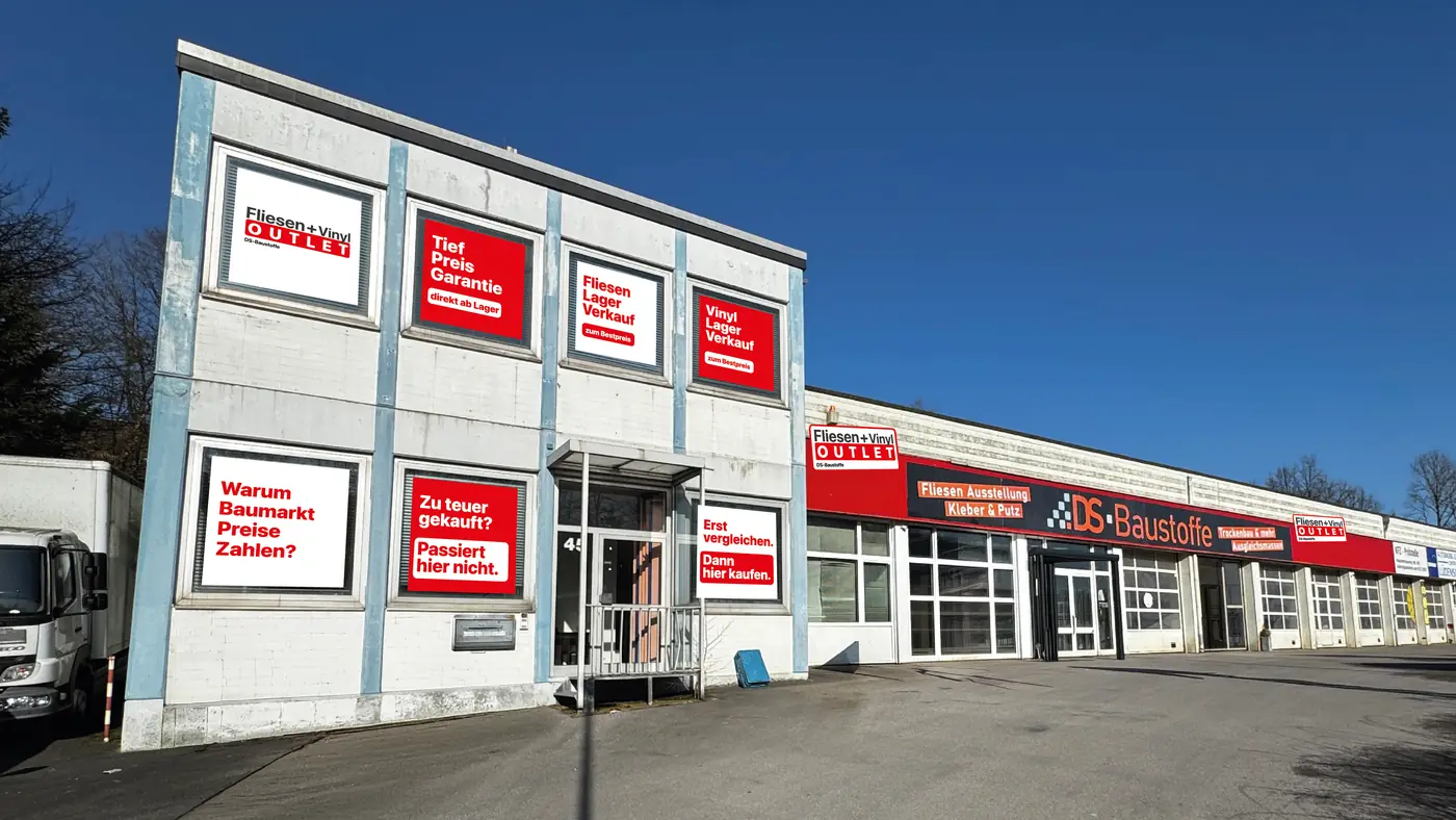 Das Outlet-Gebäude mit Parkplatz an der Altenaer Straße 45 in Lüdenscheid