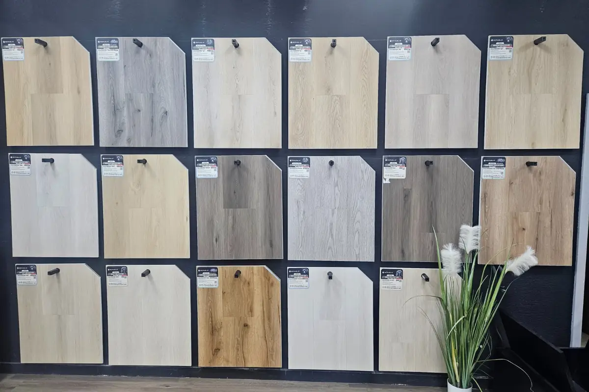 Musterwand mit Vinyldekoren in der Ausstellung des Outlets