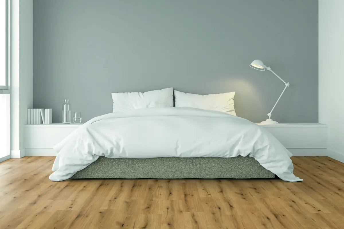 Schlafzimmer mit hellem Designboden in Eichenoptik